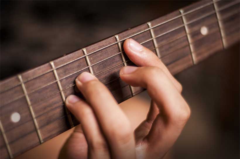 Gitar akorları - bir gitaristin gitar çalan elleri